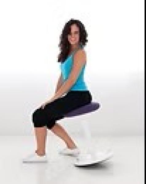 Frau sitzt auf dem ONGO Classic Sitzhocker mit beweglichem Standfuß
